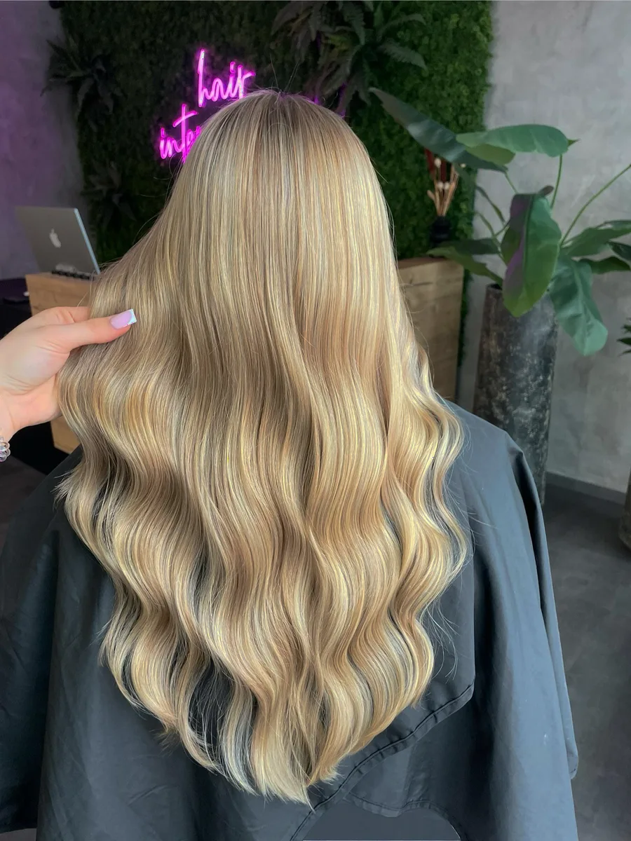 Lange, volle Haare nach einer Haarverlängerung bei VEÍZU HAIR Frankfurt