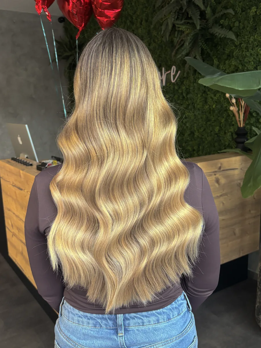 Blonde Highlights, gewellt – VEÍZU HAIR