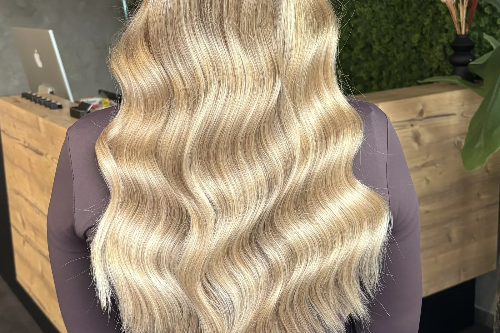 Long, wavy blonde hair with highlights at VEÍZU HAIR